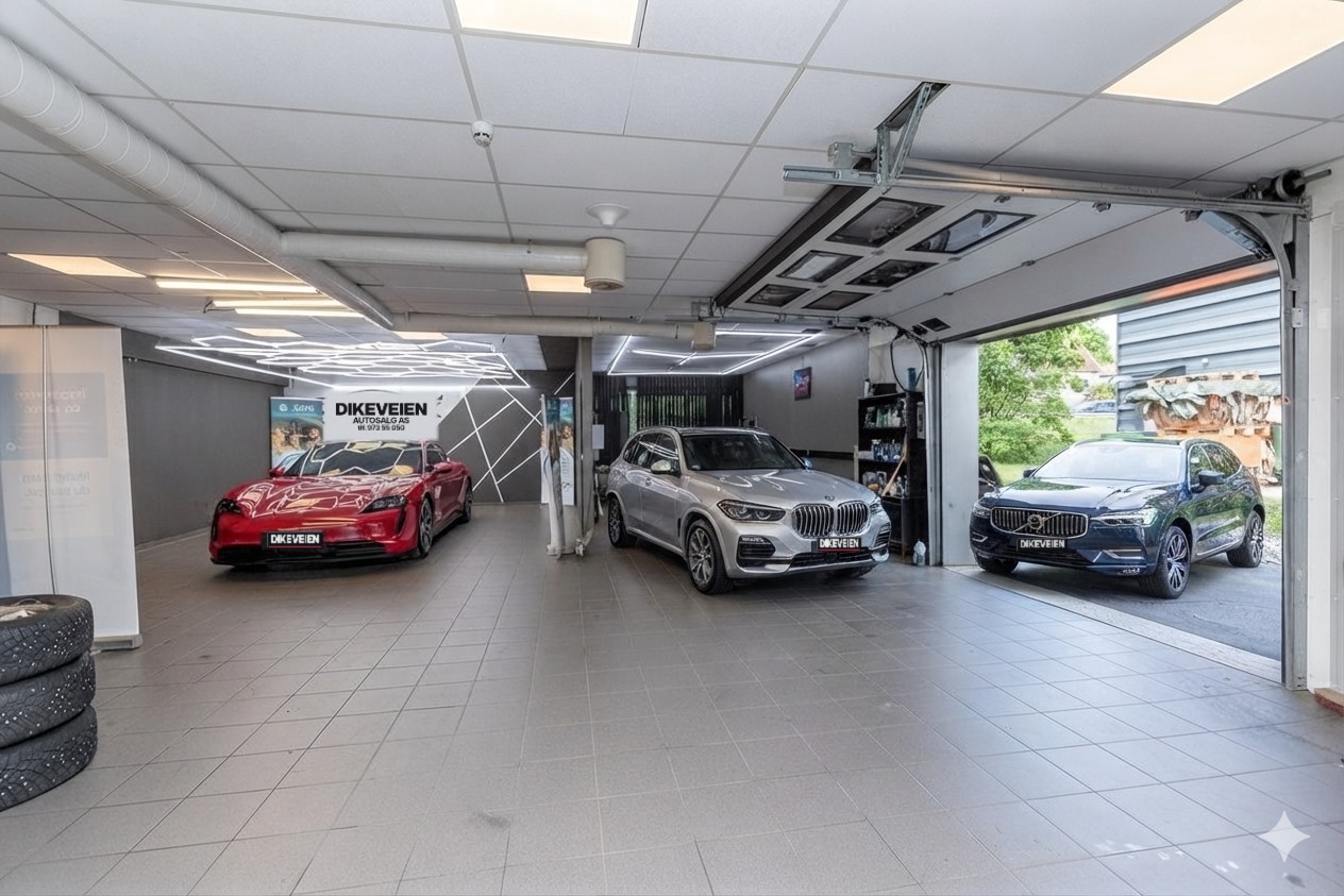 Showroom med rød sportsbil og stor kjøreport