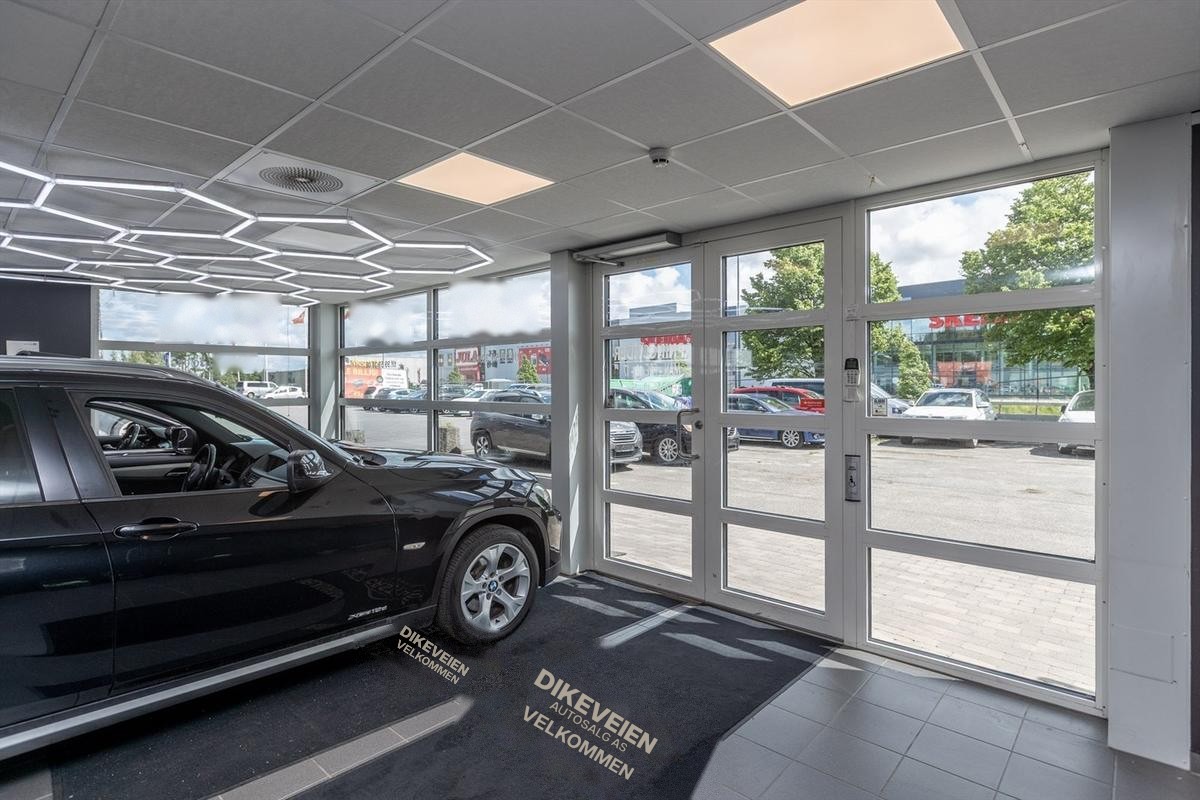 Bil inne i showroomet ved de store vinduene